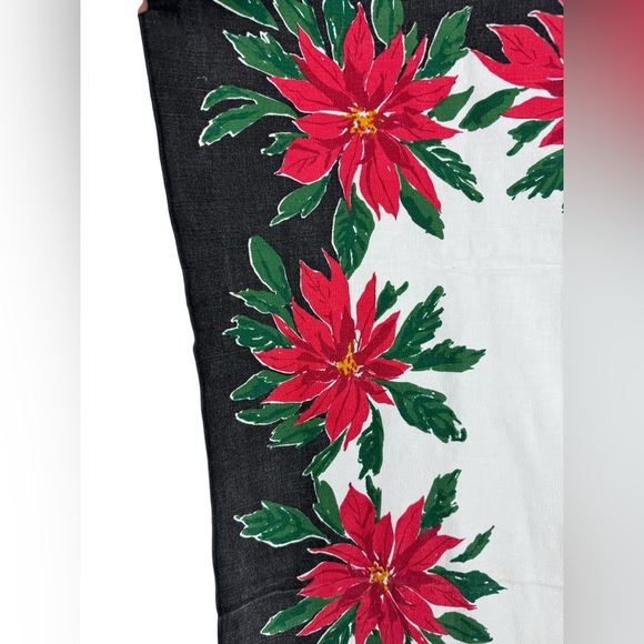 Vintage Vera Neumann pointsetta holiday tablecloth size 47 x 51 - Picture 2 of 4